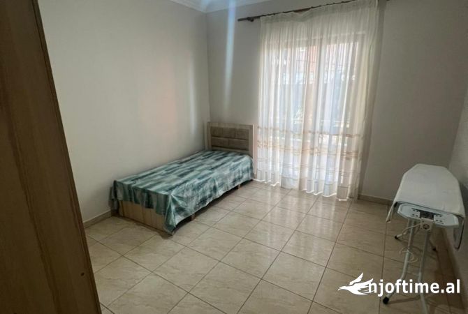 Shtepi me qera 7+1 ne Tirane - 1,400 Euro