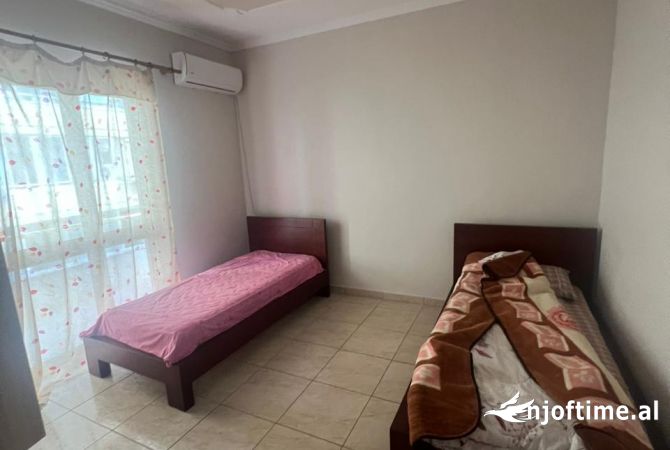 Shtepi me qera 7+1 ne Tirane - 1,400 Euro
