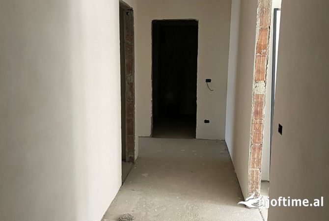 Shtepi ne shitje Apartament ne Tirane, 2+1, Mobilimi Bosh, pa mobiluar, Pagesa 192,999  Euro.