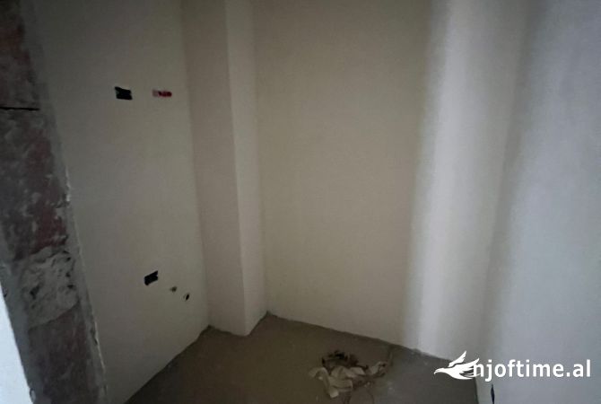 Shtepi ne shitje Apartament ne Tirane, 2+1, Mobilimi Bosh, pa mobiluar, Pagesa 192,999  Euro.