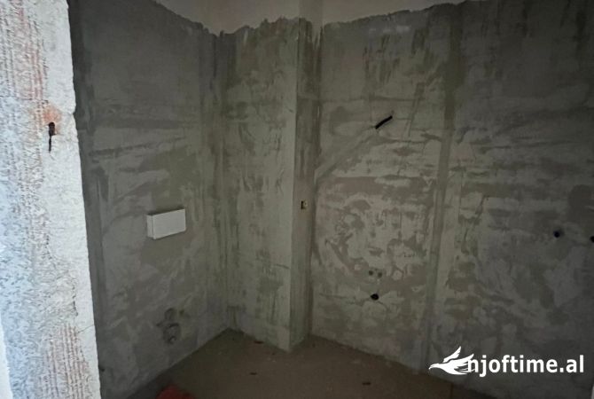 Shtepi ne shitje Apartament ne Tirane, 2+1, Mobilimi Bosh, pa mobiluar, Pagesa 192,999  Euro.