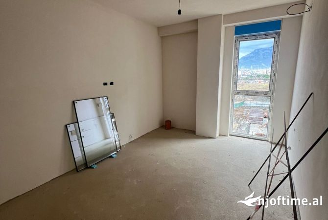 Shtepi ne shitje Apartament ne Tirane, 2+1, Mobilimi Bosh, pa mobiluar, Pagesa 192,999  Euro.