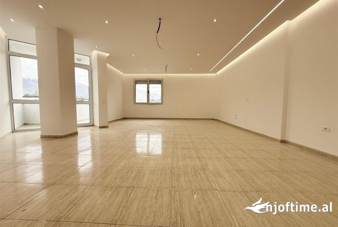 Ambient biznesi me qera 3+1 ne Tirane - 1,700 Euro
