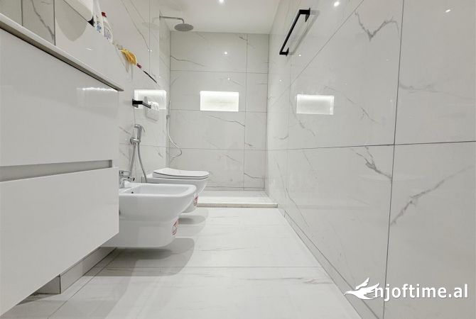 Jepet Ambient Zyre me qira te Rruga Elbasanit 