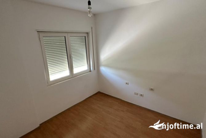 Shtepi ne shitje Apartament ne Tirane, 2+1, Mobilimi Bosh, pa mobiluar, Pagesa 100,100  Euro.