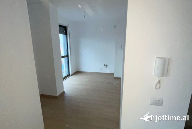 Shtepi ne shitje Apartament ne Tirane, 2+1, Mobilimi Bosh, pa mobiluar, Pagesa 141,000  Euro.