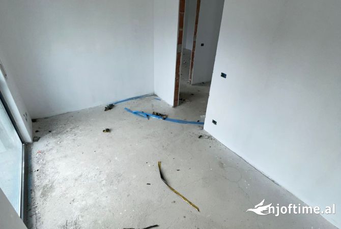 Shtepi ne shitje Apartament ne Tirane, 2+1, Mobilimi Bosh, pa mobiluar, Pagesa 141,000  Euro.
