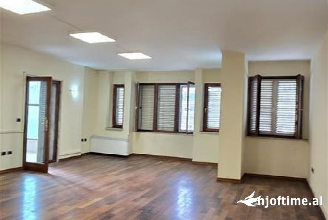 Ambient biznesi me qera 3+1 ne Tirane - 2,000 Euro