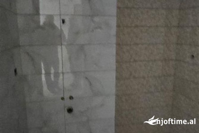 Shtepi ne shitje Apartament ne Tirane, 2+1, Mobilimi Bosh, pa mobiluar, Pagesa 98,500  Euro.