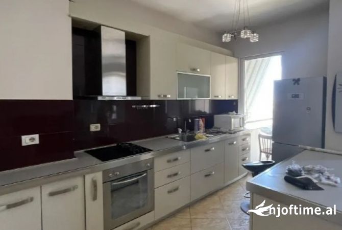 Shtepi ne shitje Apartament ne Tirane, 2+1, Mobilimi Bosh, pa mobiluar, Pagesa 165,000  Euro.