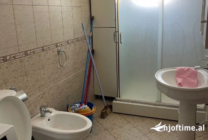Shtepi ne shitje Apartament ne Tirane, 2+1, Mobilimi Bosh, pa mobiluar, Pagesa 165,000  Euro.