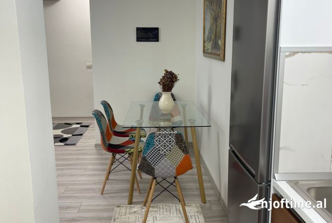 Shtepi me qera Apartament ne Tirane, 1+1, Mobilimi E mobiluar, Pagesa 1,000  Euro.