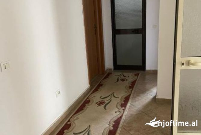 Shtepi me qera Apartament ne Tirane, 3+1, Mobilimi E mobiluar, Pagesa 800  Euro.