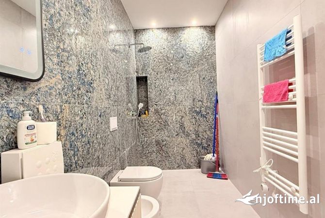 Shtepi me qera Apartament ne Tirane, 3+1, Mobilimi E mobiluar, Pagesa 2,500  Euro.