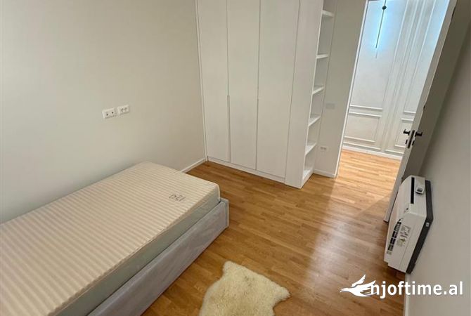 Shtepi me qera Apartament ne Tirane, 3+1, Mobilimi E mobiluar, Pagesa 2,000  Euro.