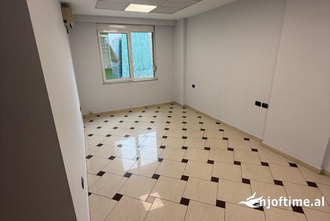 Ambient biznesi me qera 3+1 ne Tirane - 1,300 Euro