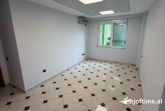 Ambient biznesi me qera 3+1 ne Tirane - 1,300 Euro