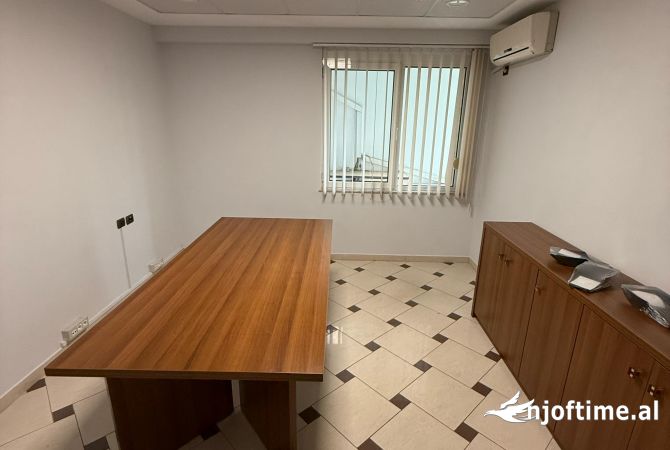 Ambient biznesi me qera 3+1 ne Tirane - 1,300 Euro