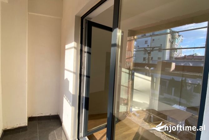 Shtepi me qera Apartament ne Tirane, 2+1, Mobilimi Bosh, pa mobiluar, Pagesa 70,000  Leke.