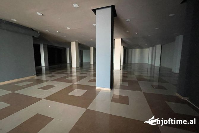 Ambient biznesi me qera 4+1 ne Tirane - 2,625 Euro