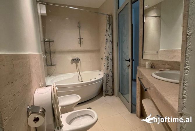 Shtepi me qera Apartament ne Tirane, 2+1, Mobilimi E mobiluar, Pagesa 1,200  Euro.