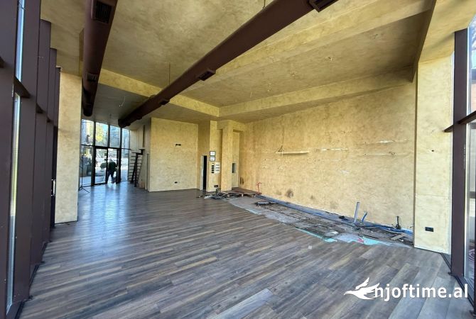 Ambient biznesi me qera 2+1 ne Tirane - 2,000 Euro