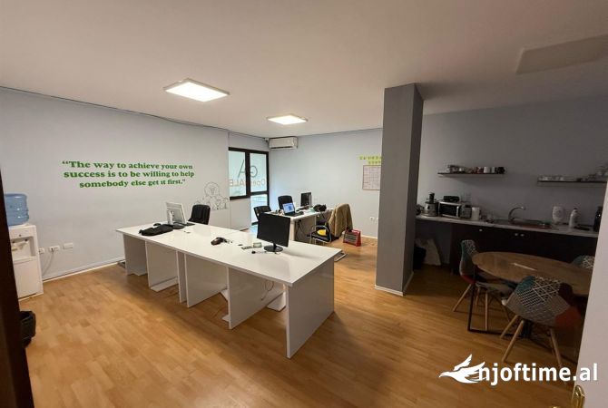 Ambient biznesi me qera 3+1 ne Tirane - 1,200 Euro