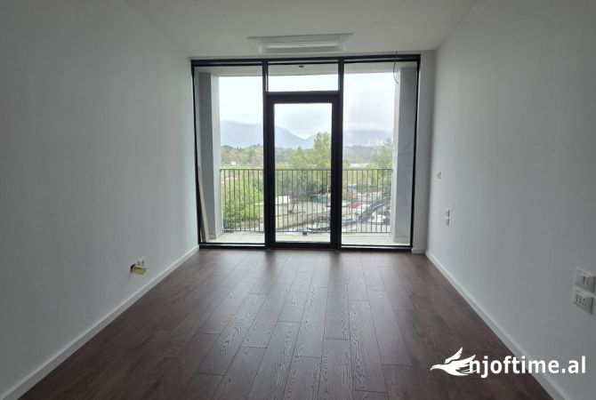 Ambient biznesi me qera 3+1 ne Tirane - 1,200 Euro