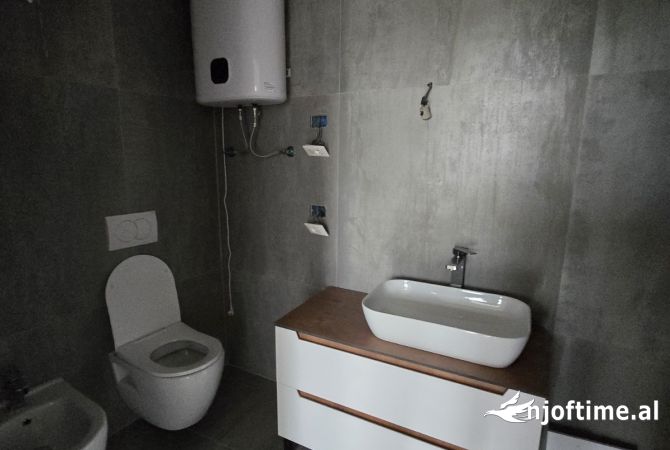 AMBIENT BIZNESI ME QERA TE LAKE VIEW 