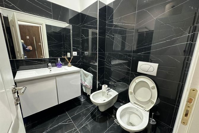Shtepi me qera Apartament ne Tirane, 2+1, Mobilimi E mobiluar, Pagesa 800  Euro.
