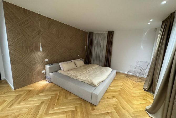 Shtepi ne shitje Vila Luksoze ne Tirane, 3+1, Mobilimi Pjeserisht e mobiluar, Pagesa 1,199,999  Euro.