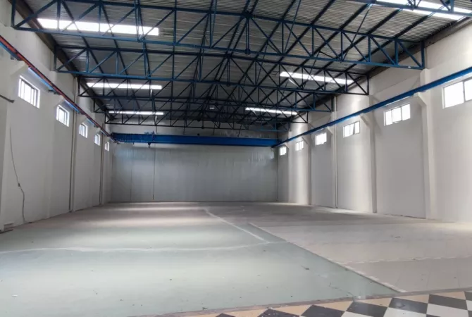 Ambiente Commerciale in Affitto 4+1 a Tirana - 4,500 Euro