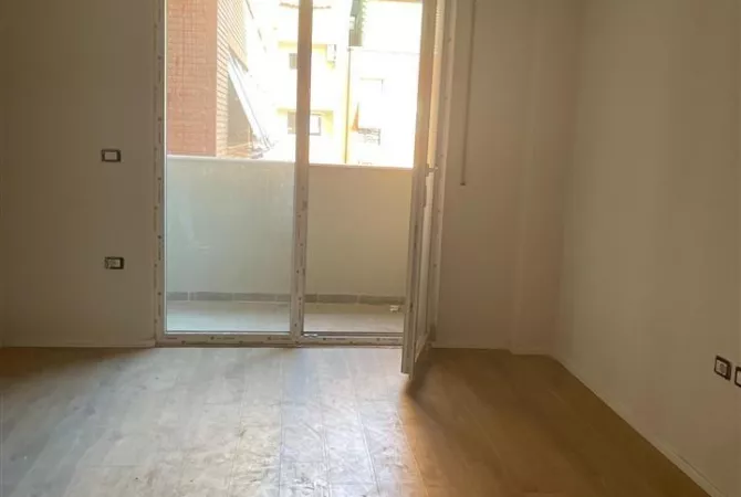 Shtepi ne shitje Apartament ne Tirane, 1+1, Mobilimi Bosh, pa mobiluar, Pagesa 96,000  Euro.