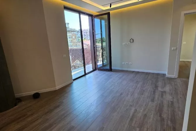 Ambjent biznesi me qera 3+1 ne Tirane - 1,300 Euro