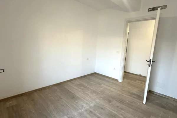 Shtepi ne shitje Apartament ne Tirane, 2+1, Mobilimi Bosh, pa mobiluar, Pagesa 183,000  Euro.