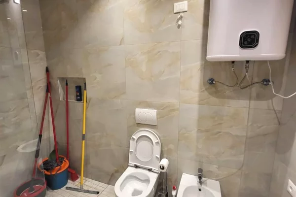 Ambient biznesi me qera 3+1 ne Tirane - 1,600 Euro