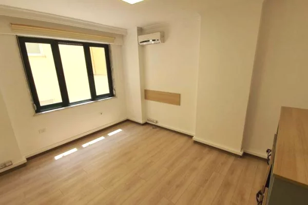 Ambient biznesi me qera 3+1 ne Tirane - 1,699 Euro