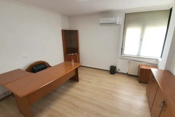 Ambient biznesi me qera 3+1 ne Tirane - 1,699 Euro