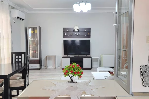 Shtepi me qera 2+1 ne Tirane - 900 Euro