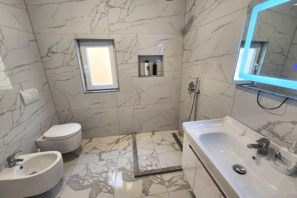 Shtepi me qera 2+1 ne Tirane - 70,000 Leke