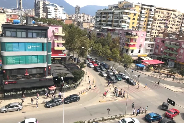 Ambient biznesi me qera 2+1 ne Tirane - 2,800 Euro