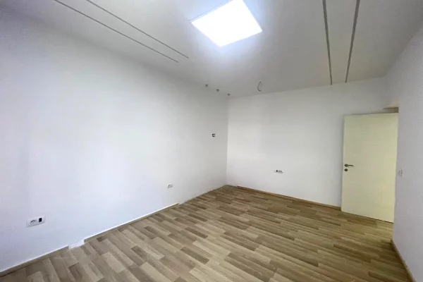 Ambiente Commerciale in Affitto 3+1 a Tirana - 600 Euro