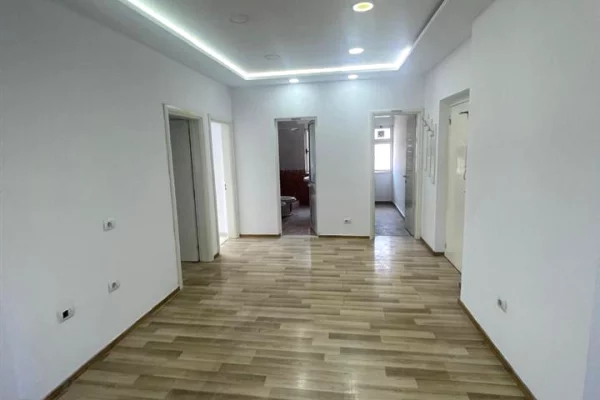 Ambiente Commerciale in Affitto 3+1 a Tirana - 600 Euro
