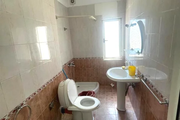 Ambiente Commerciale in Affitto 3+1 a Tirana - 600 Euro