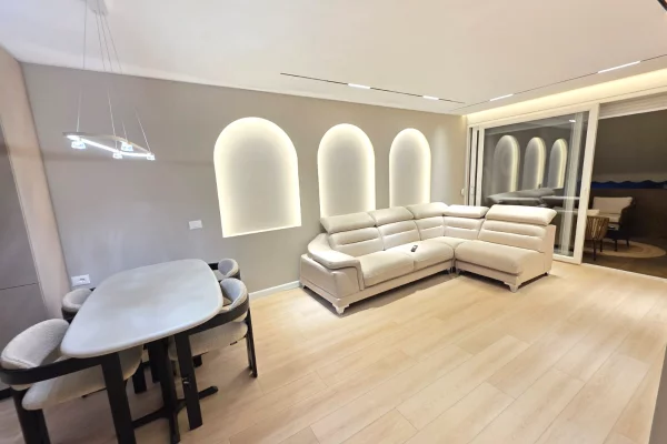 Shtepi ne shitje Apartament ne Tirane, 2+1, Mobilimi E mobiluar, Pagesa 320,000  Euro.