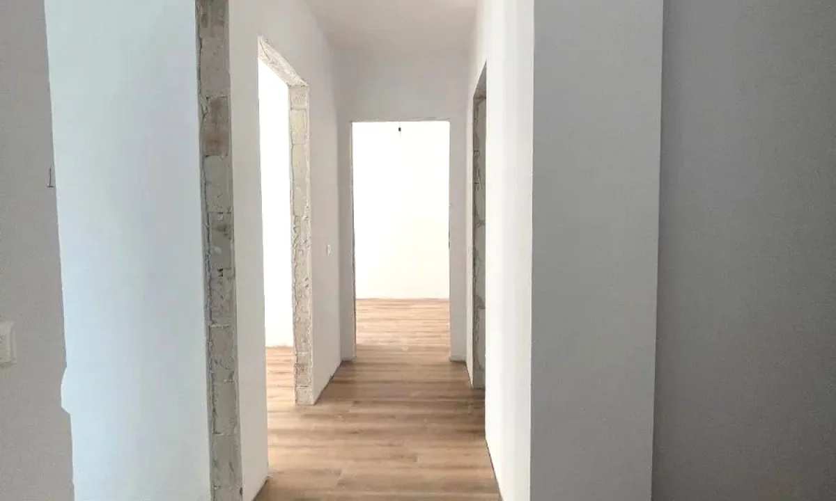 Shtepi ne shitje Apartament ne Tirane, 3+1, Mobilimi Bosh, pa mobiluar, Pagesa 13,320,000  Leke.