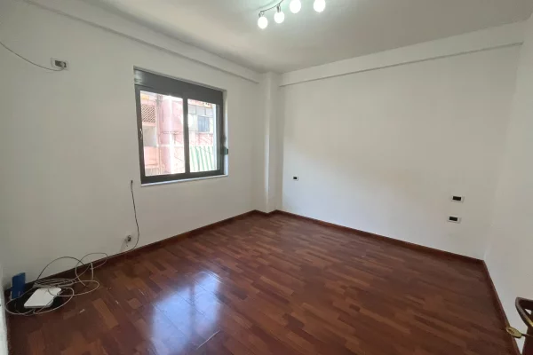 Ambient biznesi me qera 3+1 ne Tirane - 799 Euro