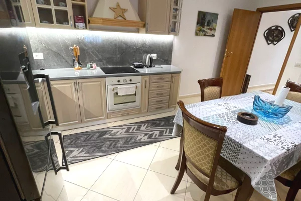 Shtepi me qera Apartament ne Tirane, 2+1, Mobilimi E mobiluar, Pagesa 1,200  Euro.