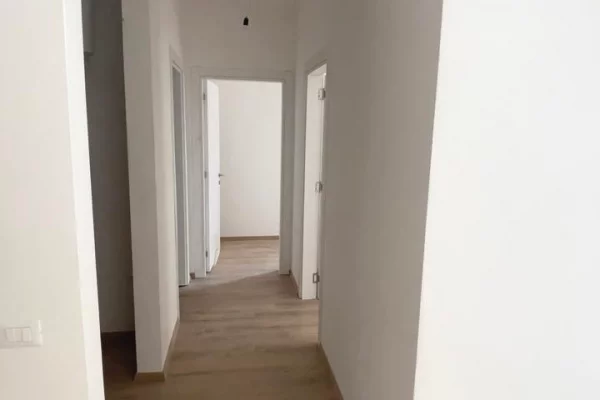 Shtepi ne shitje Apartament ne Tirane, 2+1, Mobilimi Bosh, pa mobiluar, Pagesa 104,500  Euro.