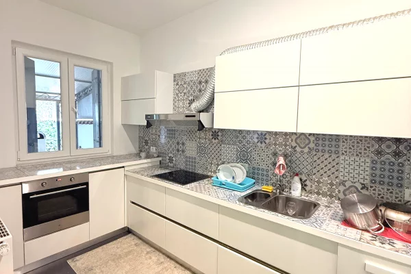 Shtepi me qera 2+1 ne Tirane - 1,200 Euro